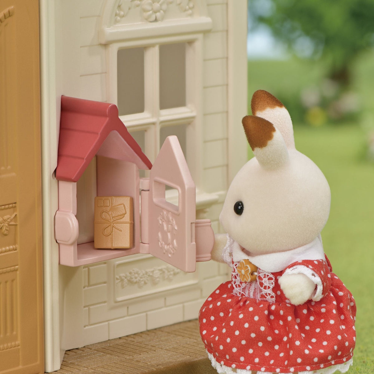 Calico Critters Red Roof Cozy Cottage Dollhouse Playset with Figure and Furniture