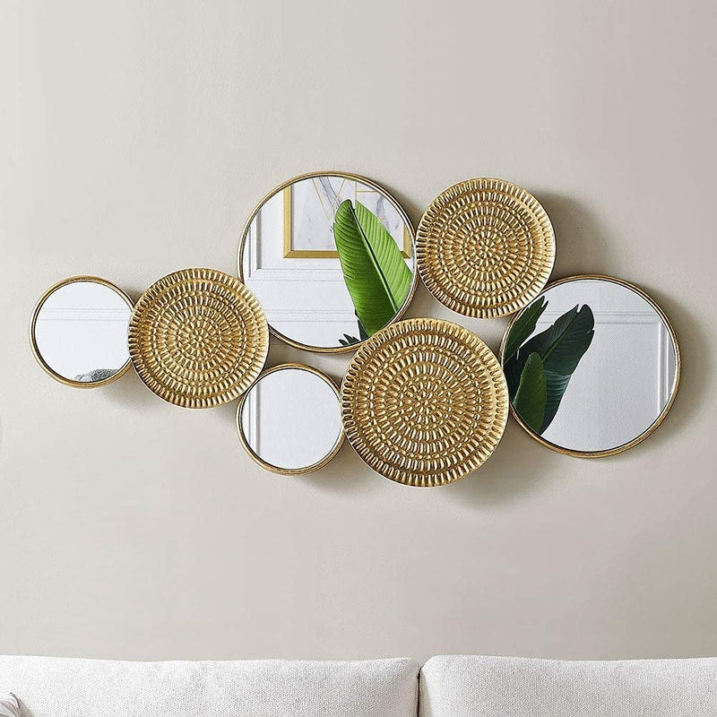 Home decoration metal wall ornaments, a mirror with multiple circular lenses, large modern wall art sculptures for decoration, suitable rooms, offices, and bedrooms. Dimensions: 45.3 x 1.9 x 21.6 inches. Made of gold material. U1432